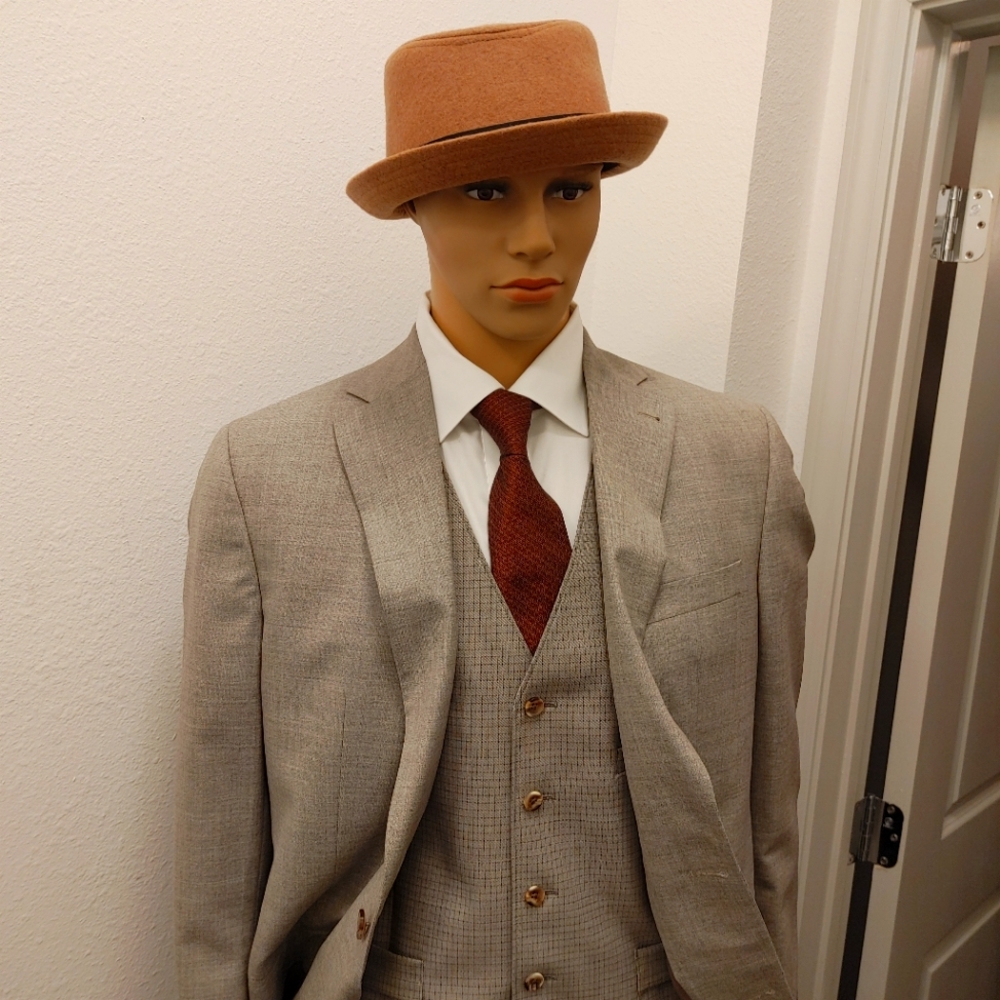 Cremieux Suit